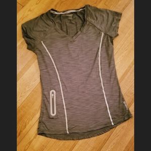 📌3/$25📌Reebok reflective top